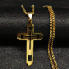 Colar com Crucifixo Saint God Banhado a Ouro 18K - Clube Boss